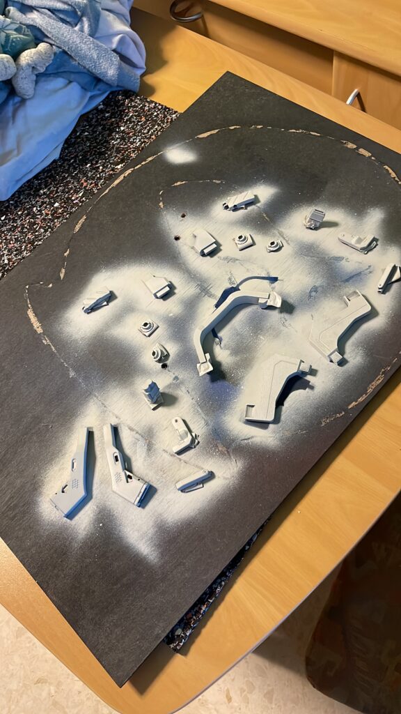 piezas en proceso de pintado de neurodanza por impresión 3D personalizada