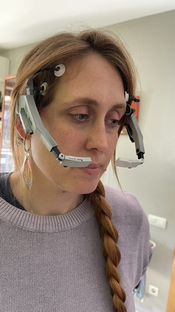 mujer con dispositivo neurodanza hecha con impresión 3D personalizada