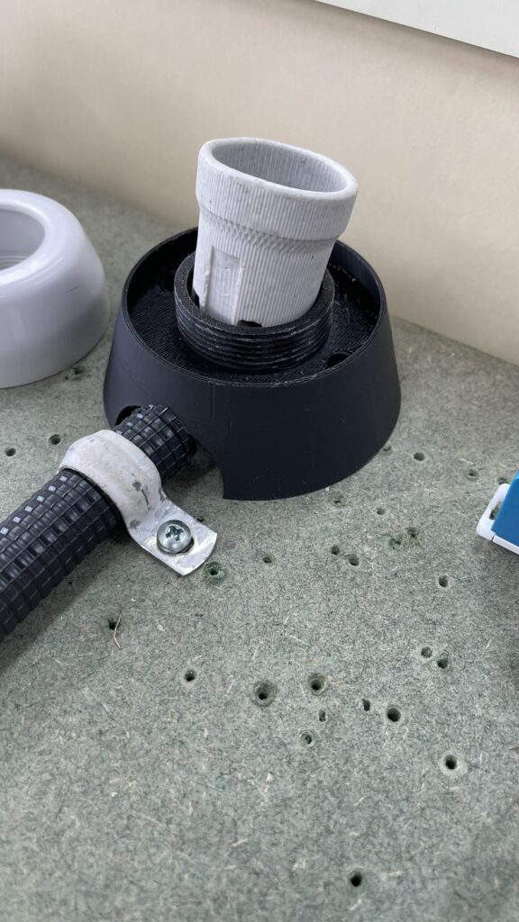 base bombilla taller eléctrico insertando bombilla