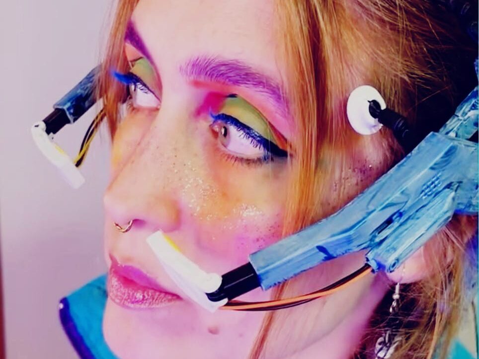 mujer maquillada con dispositivo neurodanza