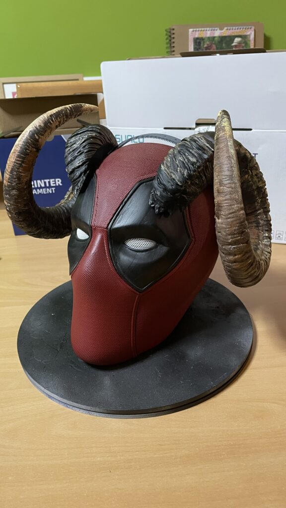 Casco Deadpool con cuernos