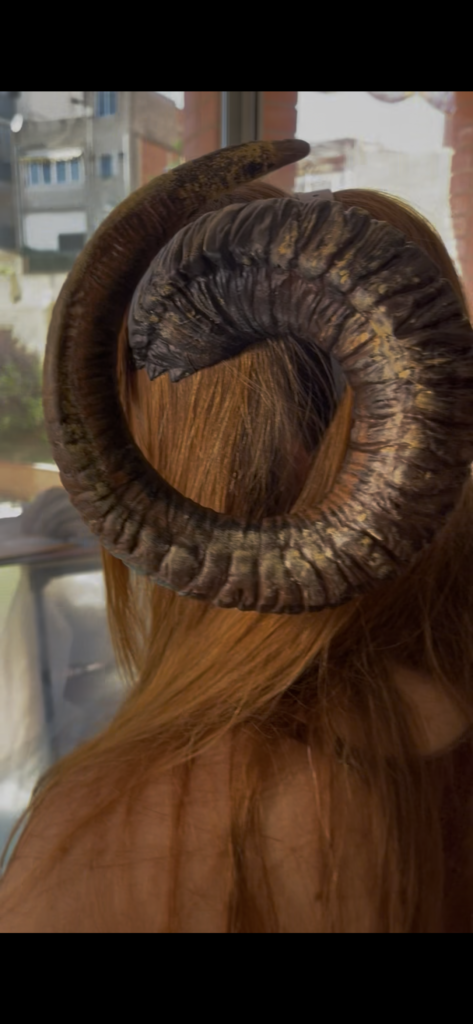 Mujer con cuernos carnero impresos 3d